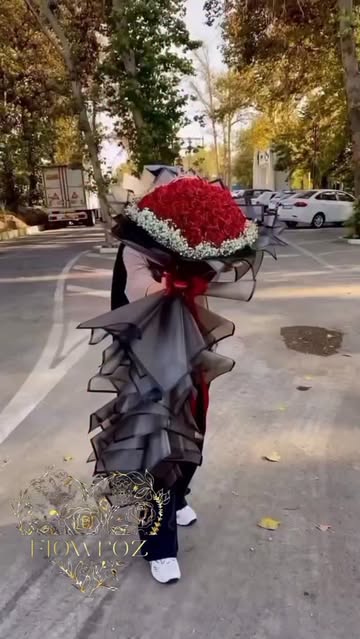 دسته گل ۵۰ شاخه رز زرشکی با ترکیب گل عروس و تاج