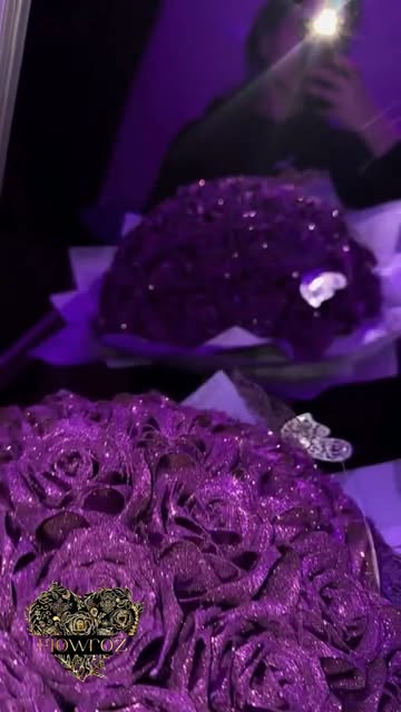 ۲۰ شاخه رز بنفش سوپر شاین با کاغذ پیچی مشکی ضد آب خارجی